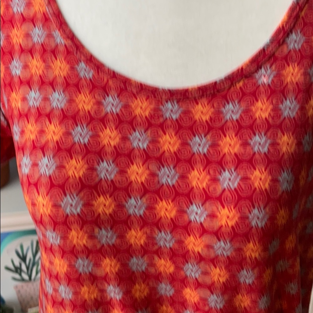 🌺Lula Roe perfect tee short sleeve, pattern top🌺 - Picture 2 of 6
